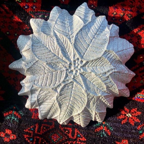 [akcam] NWT Set of Four 8” Plates - Silver Glitter Poinsettia Design - Picture 7 of 11